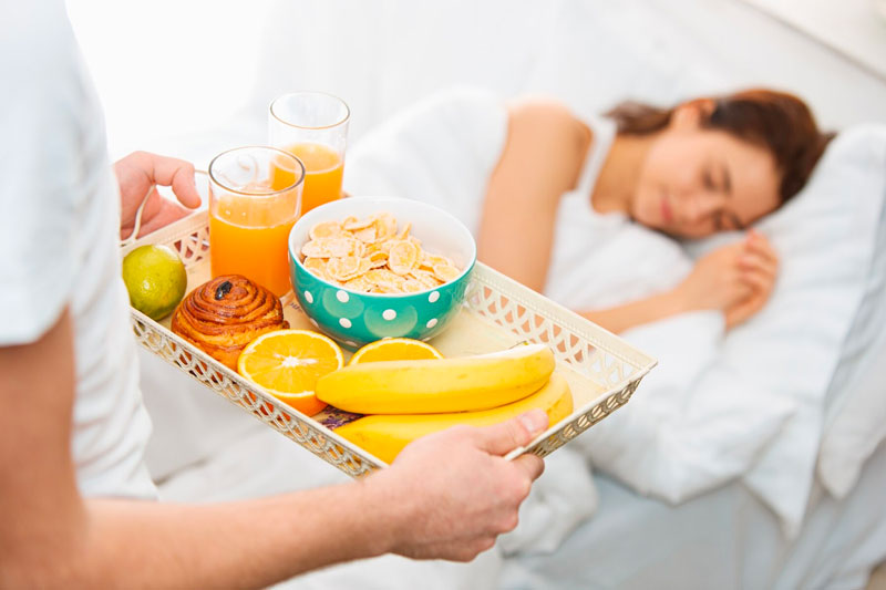 Một chế độ ăn uống lành mạnh cũng sẽ giúp giấc ngủ chất lượng hơn