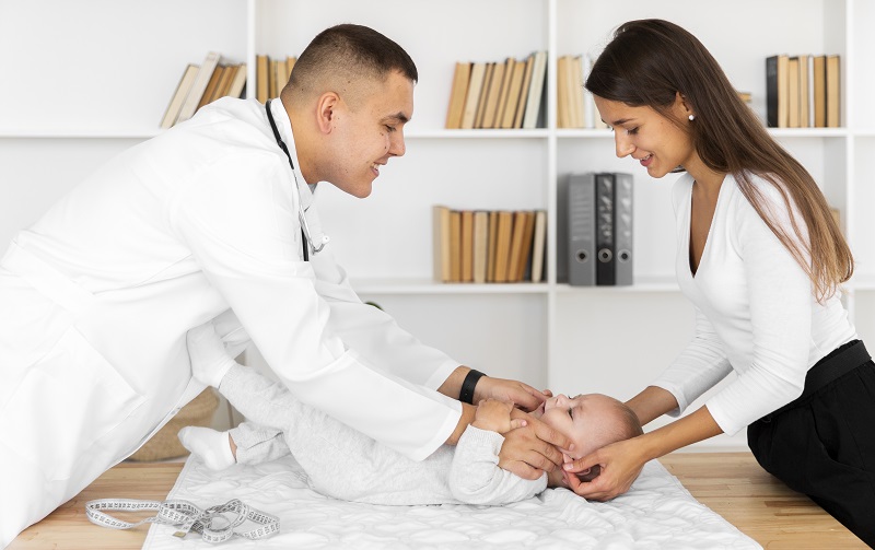 Cha mẹ nên kịp thời đưa trẻ đến gặp bác sĩ để thăm khám khi trẻ ngủ há miệng