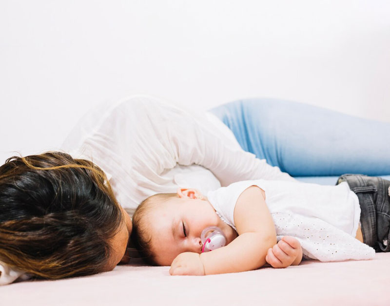 Cho trẻ sơ sinh nằm nghiêng có tốt không là câu hỏi thường gặp của các vị phụ huynh