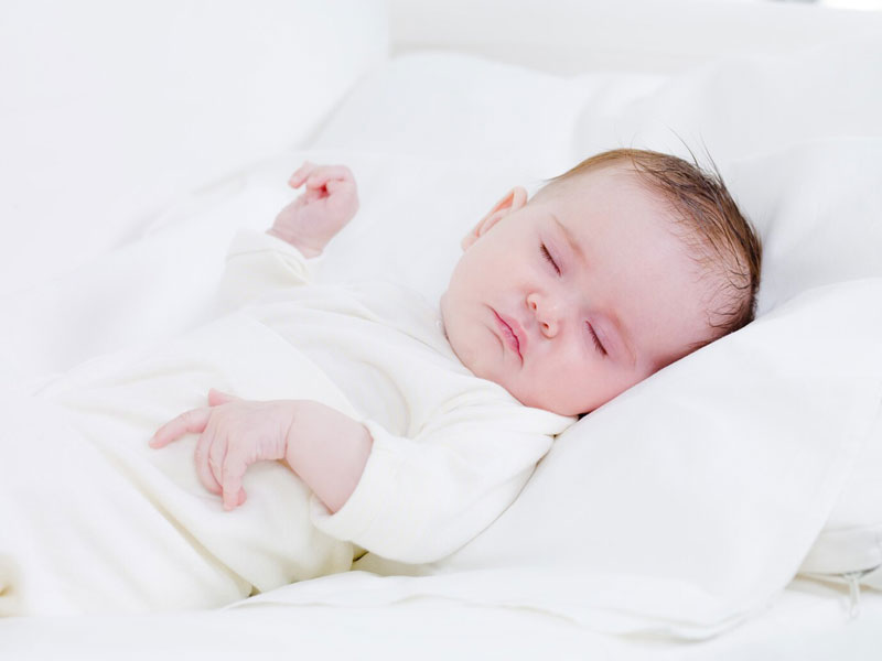 Đổi tư thế ngủ cho bé là điều cần thiết
