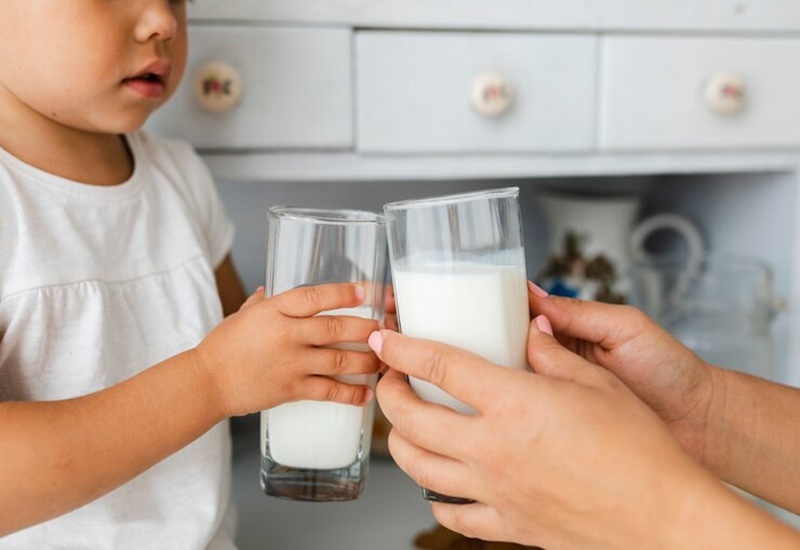 Sữa có chứa nhiều dưỡng chất nhưng cần bổ sung đúng cách cho trẻ