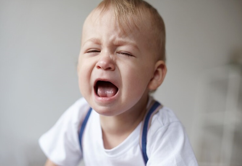Trẻ thường xuyên quấy khóc khi bị trào ngược dạ dày thực quản