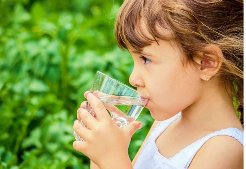 Đảm bảo cho trẻ uống đủ nước mỗi ngày