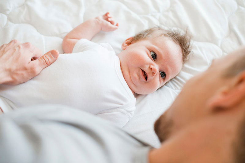 Trẻ sơ sinh 7 tuần tuổi bắt đầu phát triển khả năng ngôn ngữ