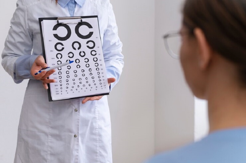 Trước khi dùng thuốc bổ mắt nên thăm khám và nhận tư vấn từ bác sĩ Nhãn khoa