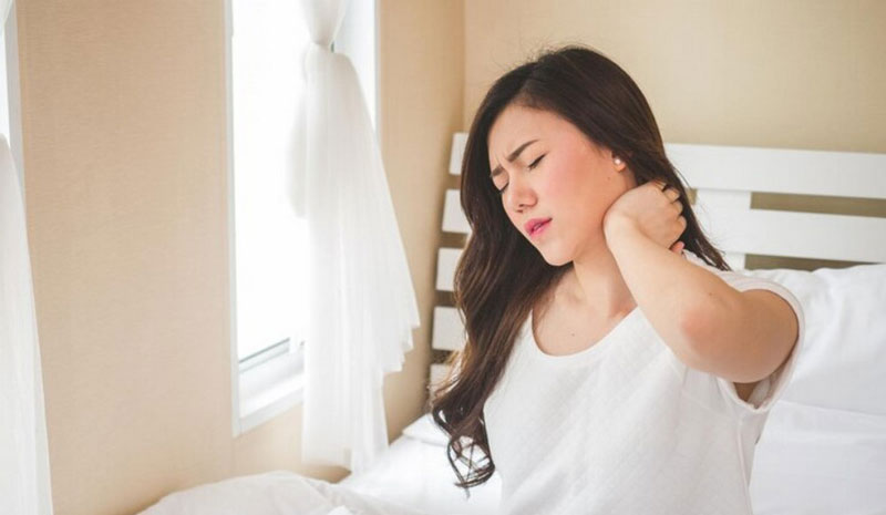 Nằm ngủ không đúng tư thế có thể dẫn đến tình trạng cổ bị vẹo sau khi ngủ dậy