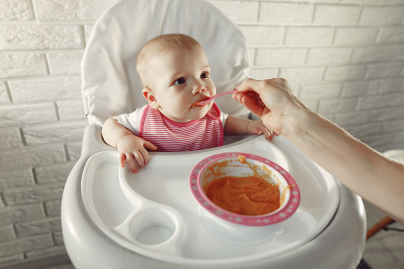 Mẹ nên cho bé ăn các thức ăn mềm, lỏng, dễ tiêu hóa