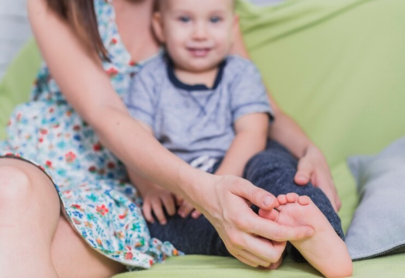 Bàn chân bẹt ở trẻ có thể do 2 chân của trẻ bị chênh lệch về chiều dài