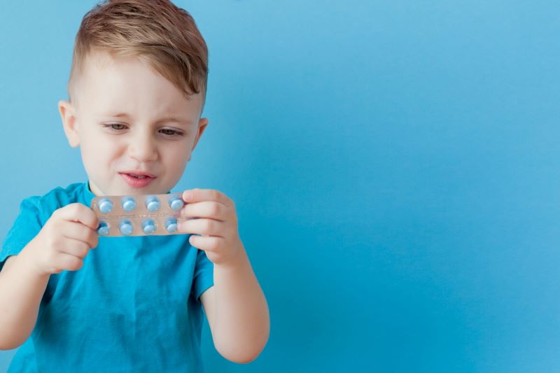 Trẻ có thể được chỉ định uống kháng sinh để điều trị nhiễm khuẩn tiết niệu