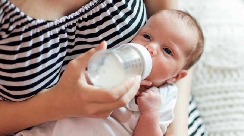 Trẻ bú sữa ngoài có thể dễ bị táo bón hơn so với trẻ bú mẹ