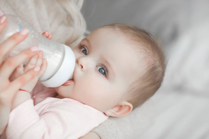 Trẻ bị trớ sữa nhiều do trào ngược dạ dày