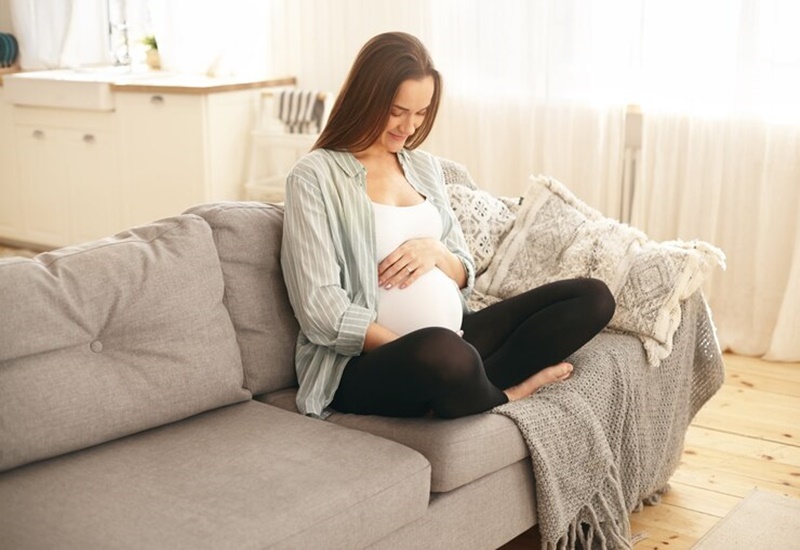 Tử cung giãn nở gây kích thích dạ dày và dẫn đến đau dạ dày ở mẹ bầu