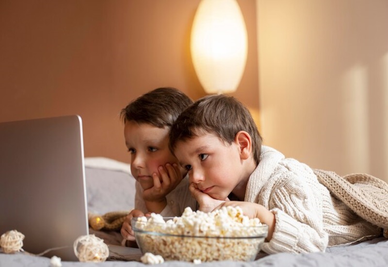 Không nên để trẻ vừa ăn vừa xem máy tính, điện thoại, tivi