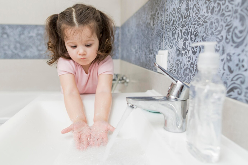 Hướng dẫn bé rửa tay thường xuyên là cách để phòng ngừa các bệnh ngoài da ở trẻ