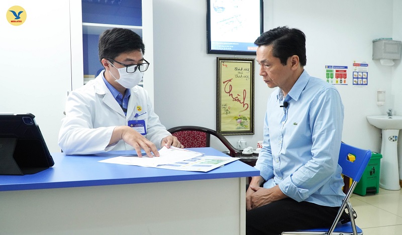 Người bệnh được bác sĩ giải thích về chỉ số PCT trong xét nghiệm máu là gì