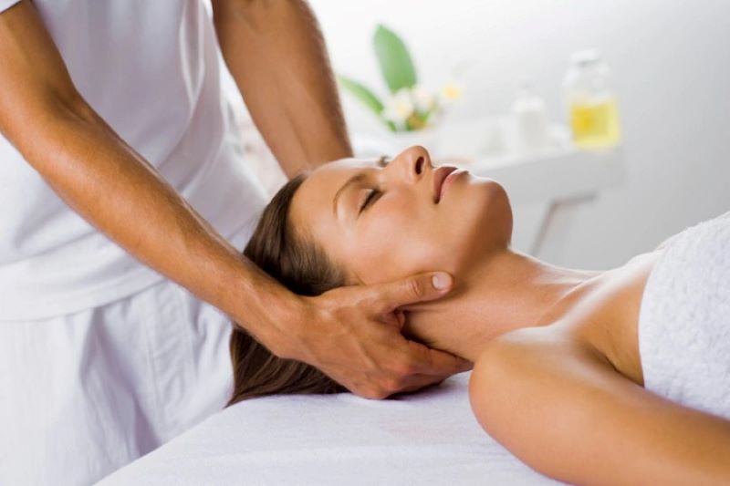 Tìm đến dịch vụ massage cổ vai gáy để khắc phục cơn đau đầu sau khi khóc