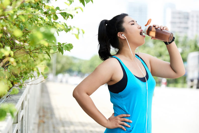 Nếu chưa biết nên uống nước chanh mật ong khi nào để giảm cân, bạn hãy uống sau khi luyện tập 30 phút 