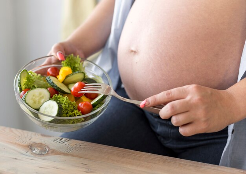 Càng về cuối thai kỳ, bà bầu càng phải chú trọng vào thực đơn ăn uống 