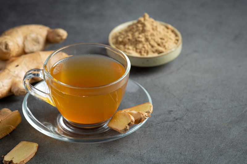 Uống trà gừng giúp giảm tình trạng đau bụng kinh 