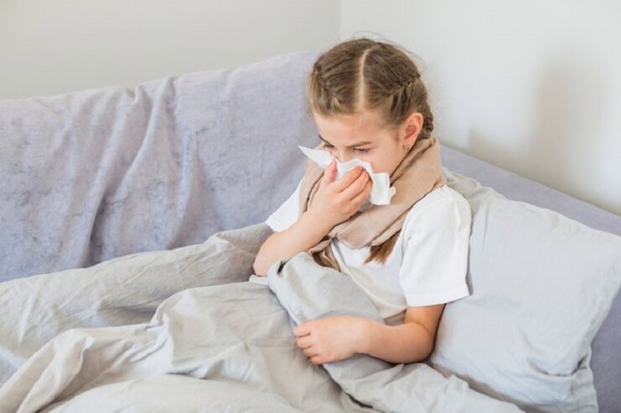 Trẻ bị cảm lạnh thường xuyên có dấu hiệu hắt hơi, sổ mũi