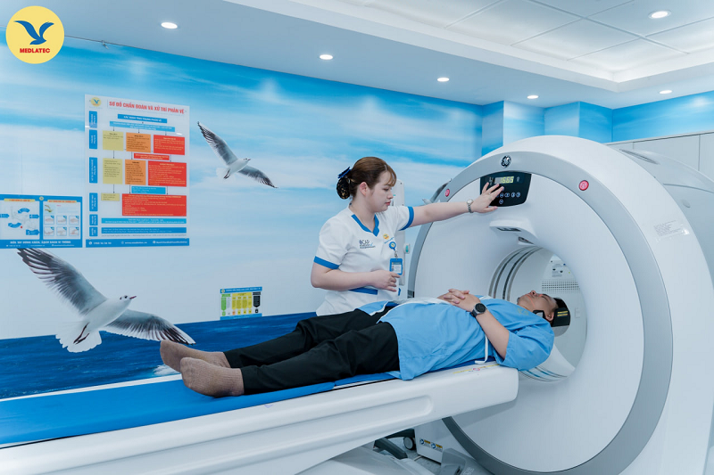 Người bệnh chụp CT-Scanner giúp nhận diện đau xương cụt là bệnh gì