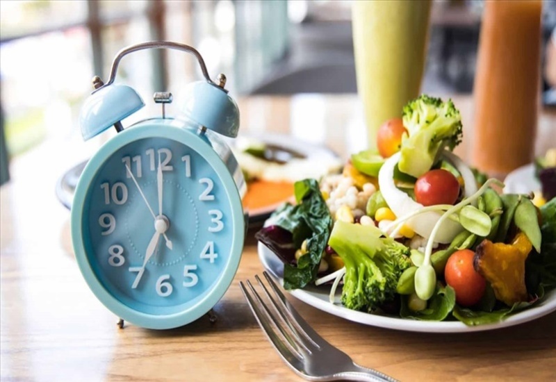Nên ăn đúng giờ giấc, không nên bỏ bữa và để bụng đói gây hại cho hệ tiêu hóa 