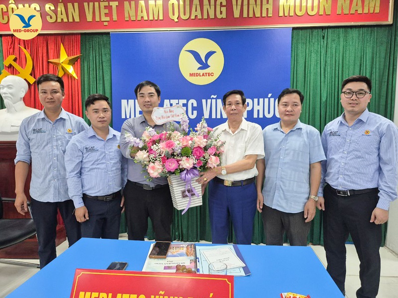 MEDLATEC Vĩnh Phúc chúc mừng chuyên gia BSCK II Nguyễn Hồng Nhiên