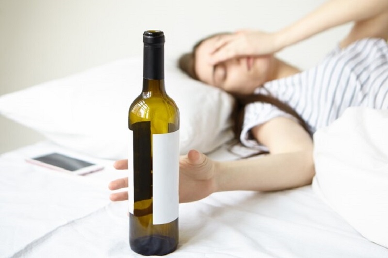 Say rượu gây nên tình trạng mệt mỏi, đau đầu, giảm hiệu quả công việc