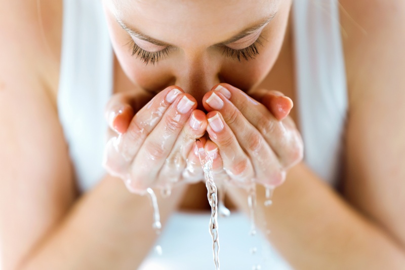 Rửa mặt 2 lần mỗi ngày để hạn chế tích tụ bụi bẩn, vi khuẩn gây mụn 