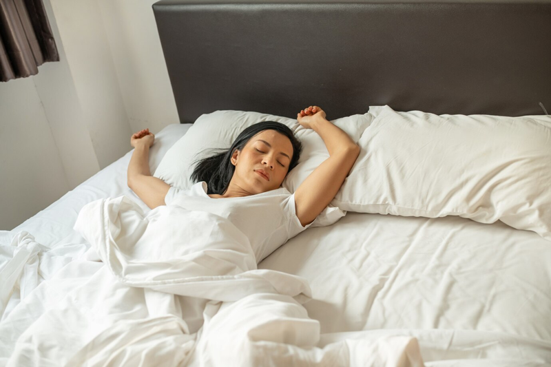 Hãy chọn tư thế ngủ ngửa và kê gối cao đầu khi ngủ để tránh bị nghẹt mũi một bên 