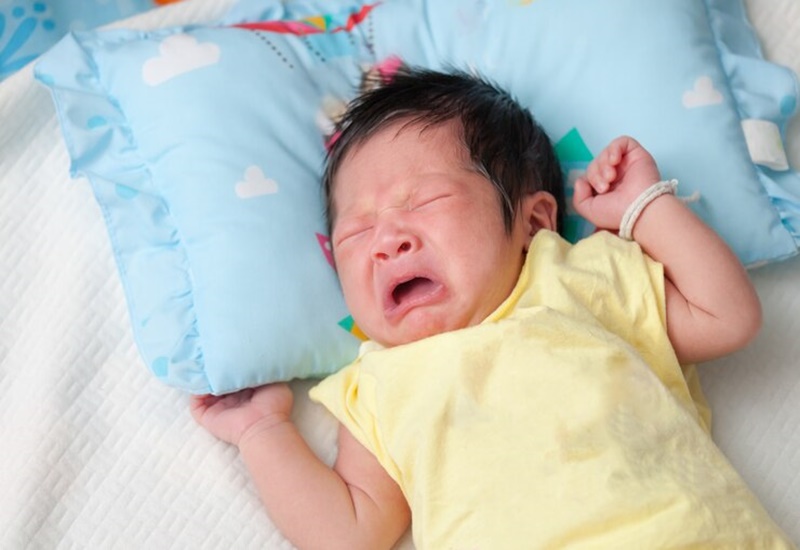 Trẻ có biểu hiện quấy khóc khi bị sốt phát ban