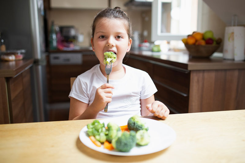 Trẻ bị táo bón cần tích cực bổ sung chất xơ từ trái cây và rau xanh