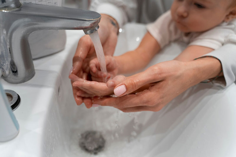 Ba mẹ hãy tập cho trẻ thói quen đi vệ sinh đúng giờ và rửa sạch tay sau khi vệ sinh xong