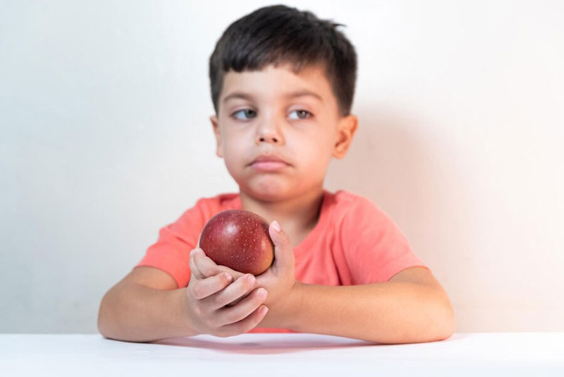 Trẻ lười ăn rau, hoa quả dễ bị thiếu hụt chất xơ dẫn đến táo bón