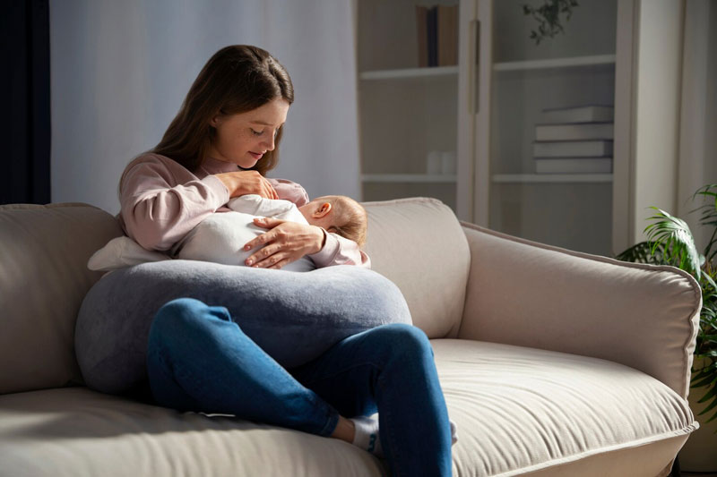 Trẻ sơ sinh cần được bú mẹ thường xuyên 
