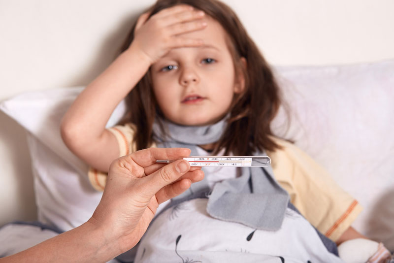 Sốt cao liên tục là biểu hiện của sốt xuất huyết ở trẻ