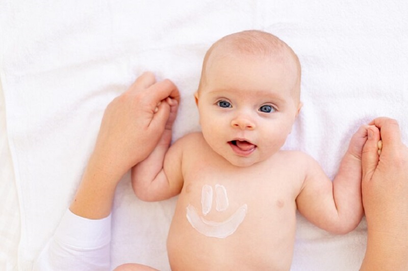 Nên lựa chọn các loại kem bôi da cho trẻ sơ sinh có thành phần dịu nhẹ, không gây kích ứng
