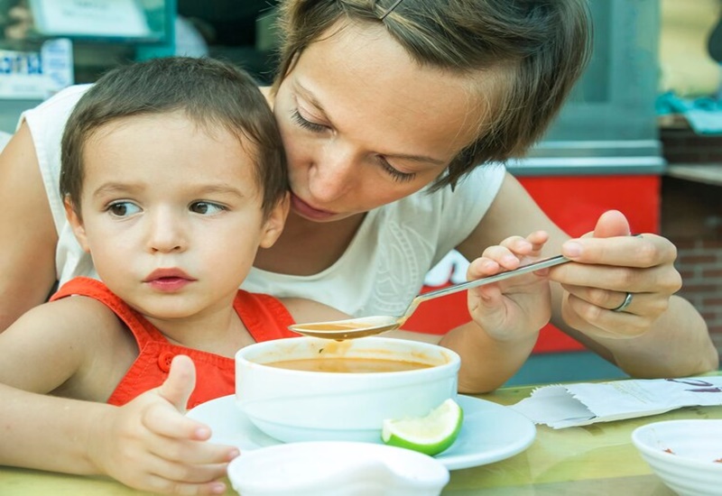 Cho trẻ ăn cháo để dễ tiêu hóa và đảm bảo dinh dưỡng
