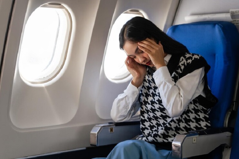Thay đổi áp suất không khí khi đi máy bay cũng có thể gây ra hiện tượng ù tai và đau đầu