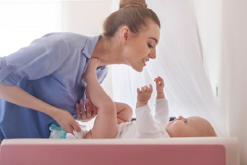 Trò chuyện trong khi vệ sinh cơ thể cho bé vừa giúp bé thoải mái vừa tạo ra trải nghiệm hạnh phúc cho mẹ