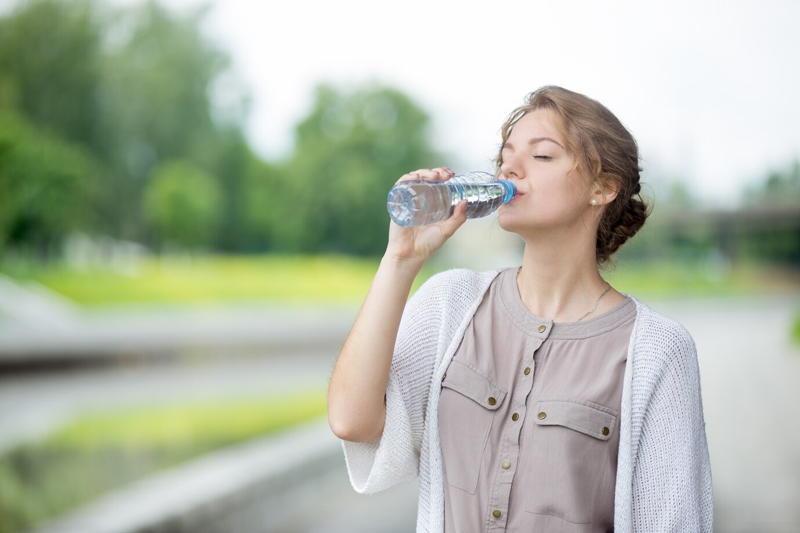 Uống nhiều nước là cách đơn giản để phòng ngừa và điều trị táo bón 