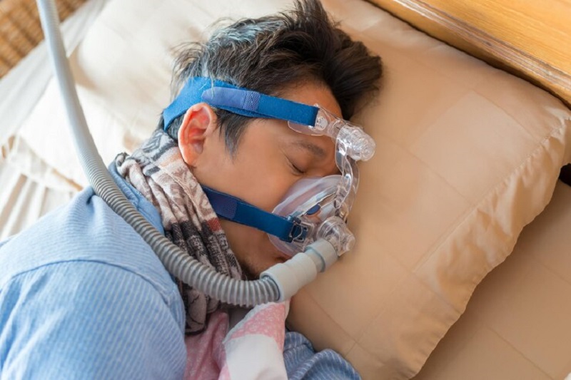 Bệnh nhân điều trị ngưng thở khi ngủ bằng máy CPAP 