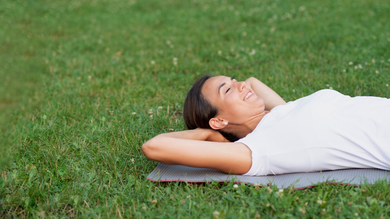 Nằm ngửa, nhắm mắt và thả lỏng toàn bộ cơ thể để thư giãn tinh thần và giúp hạ huyết áp 