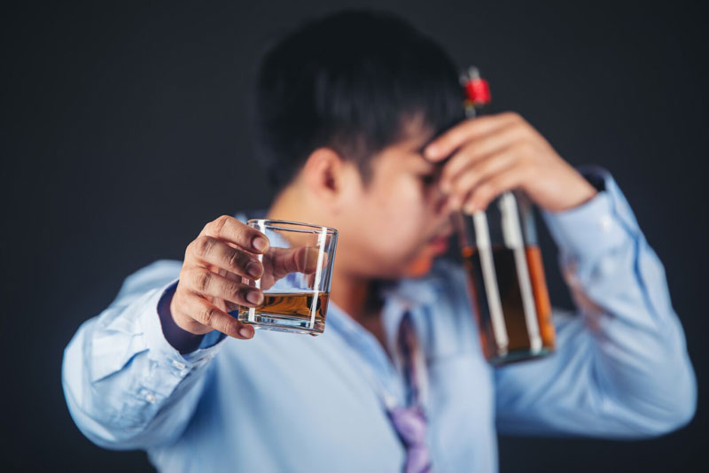Uống rượu nhiều sẽ dẫn đến bệnh xơ gan