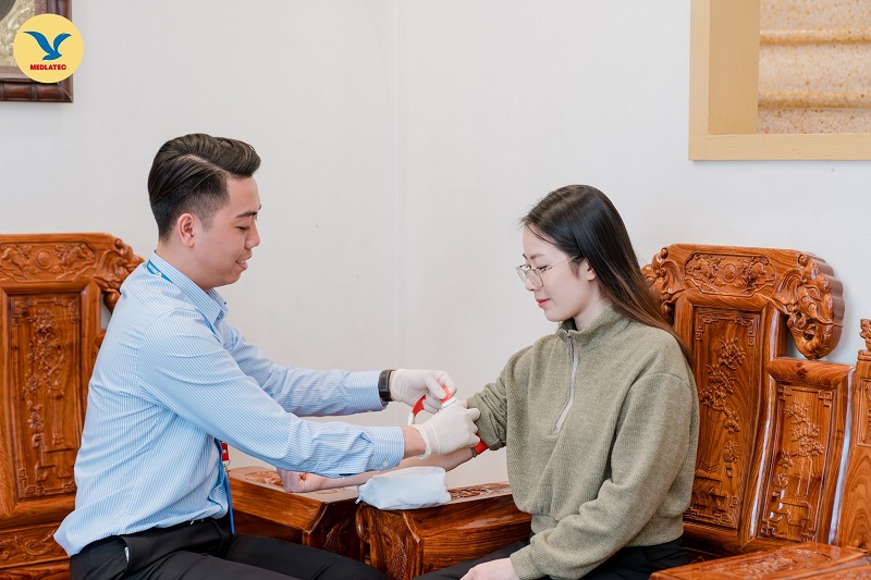 Xét nghiệm máu sử dụng mẫu máu thu được từ tĩnh mạch hoặc gót chân để phục vụ nhiều mục đích khám chữa bệnh 