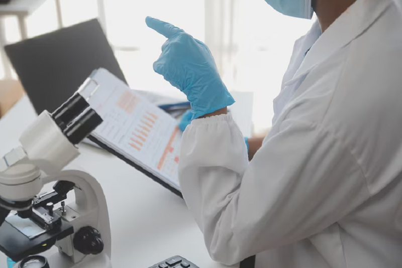 Xét nghiệm tinh dịch đồ được thực hiện dưới kính hiển vi để phân tích các thông số giúp đánh giá khả năng sinh sản nam
