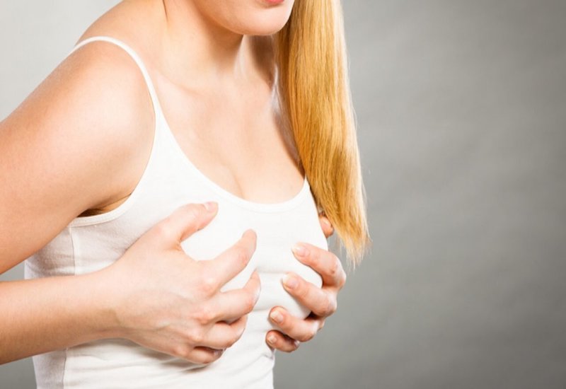 Bạn có thể dùng cách nào để giảm căng thẳng và đau ngực sau sinh?
