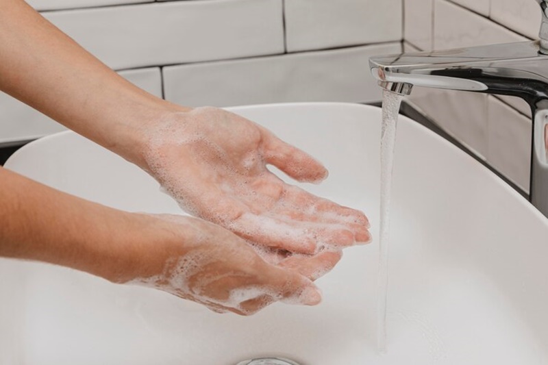 Rửa tay sạch trước khi tự khám họng