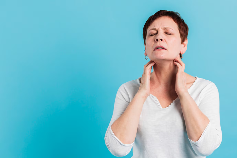 Viêm họng gây biến chứng tại chỗ khiến người bệnh đối mặt với viêm họng mạn tính