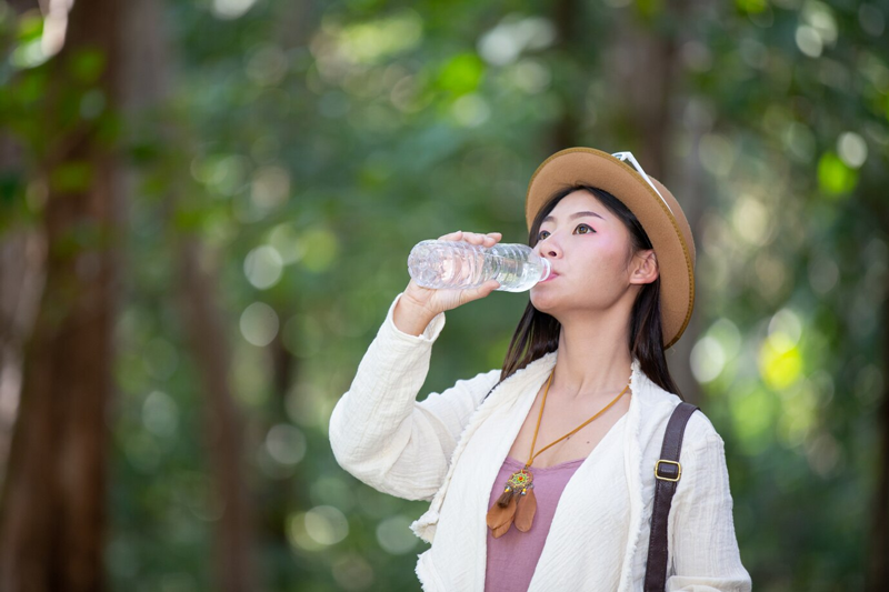 Uống đủ nước là cách đơn giản để phòng ngừa viêm da cơ địa khi trời lạnh